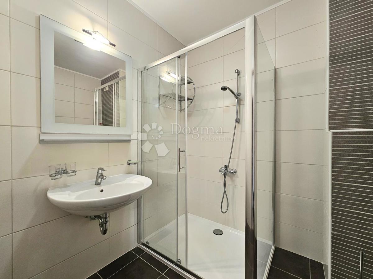 200m od MORJA / zaprta STANOVANJSKA STAVBA / GARAŽA