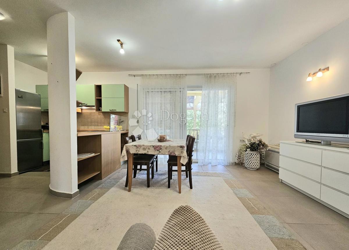 200m od MORJA / zaprta STANOVANJSKA STAVBA / GARAŽA