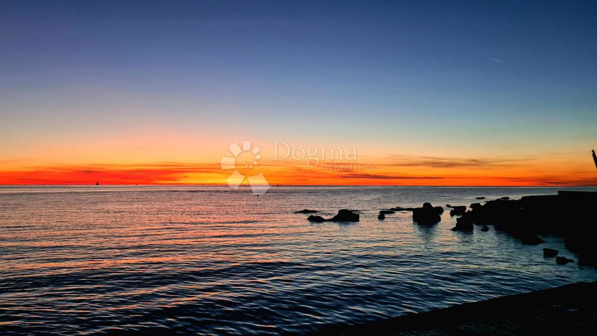 200m od MORJA / zaprta STANOVANJSKA STAVBA / GARAŽA