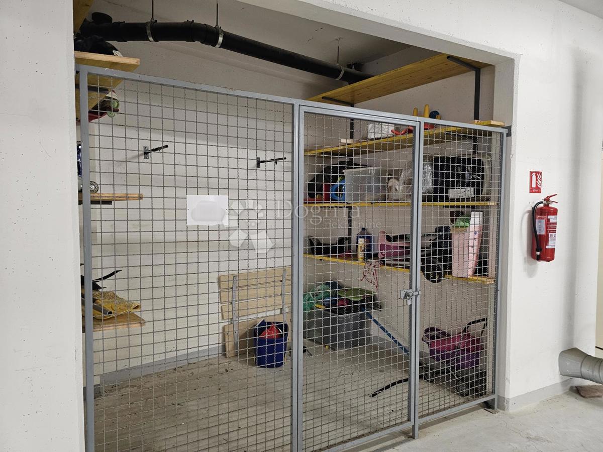 200m od MORJA / zaprta STANOVANJSKA STAVBA / GARAŽA