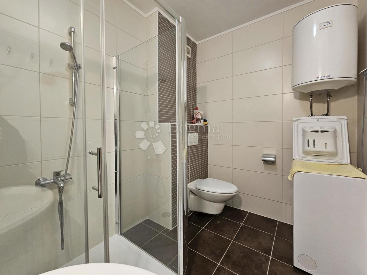 200m od MORJA / zaprta STANOVANJSKA STAVBA / GARAŽA