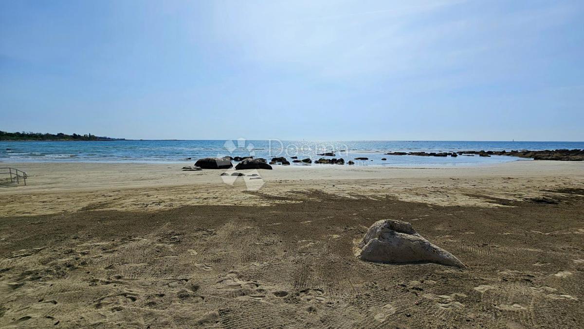 200m od MORJA / zaprta STANOVANJSKA STAVBA / GARAŽA