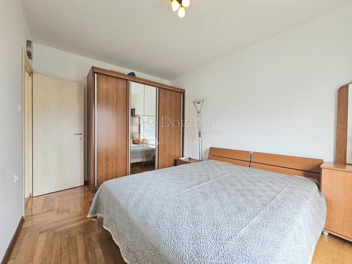 200m od MORJA / zaprta STANOVANJSKA STAVBA / GARAŽA