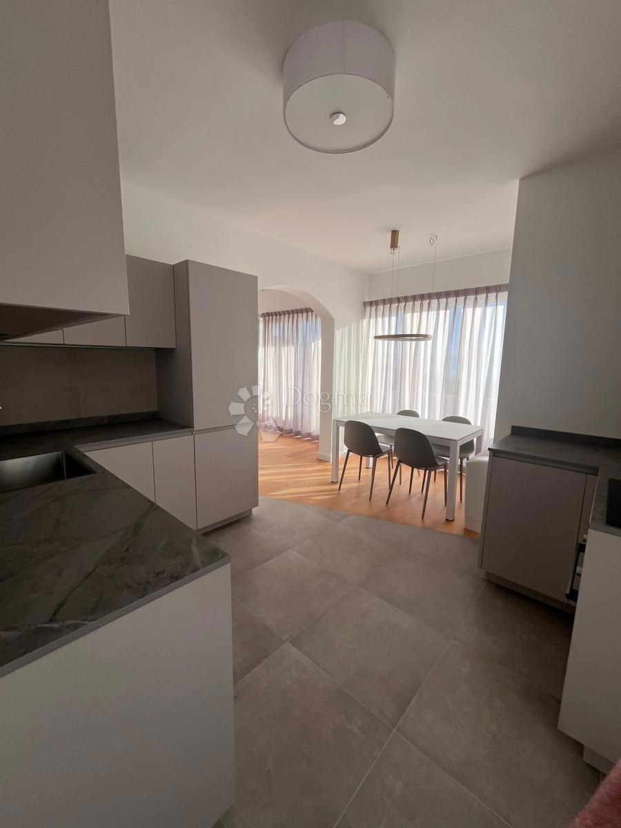 Hiša Poljane, Opatija - Okolica, 528m2