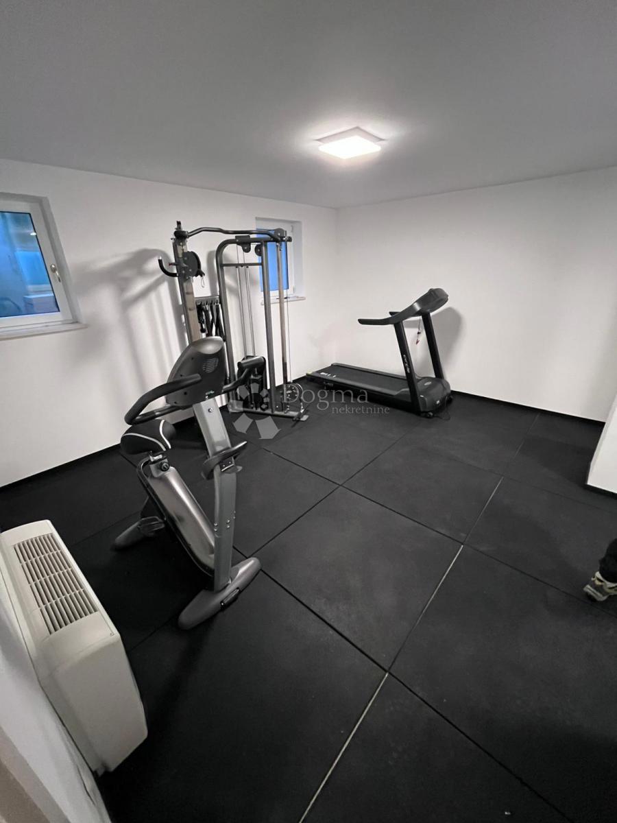 Hiša Poljane, Opatija - Okolica, 528m2