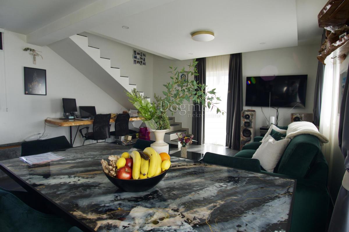 Hiša Prisoje, Dicmo, 360m2