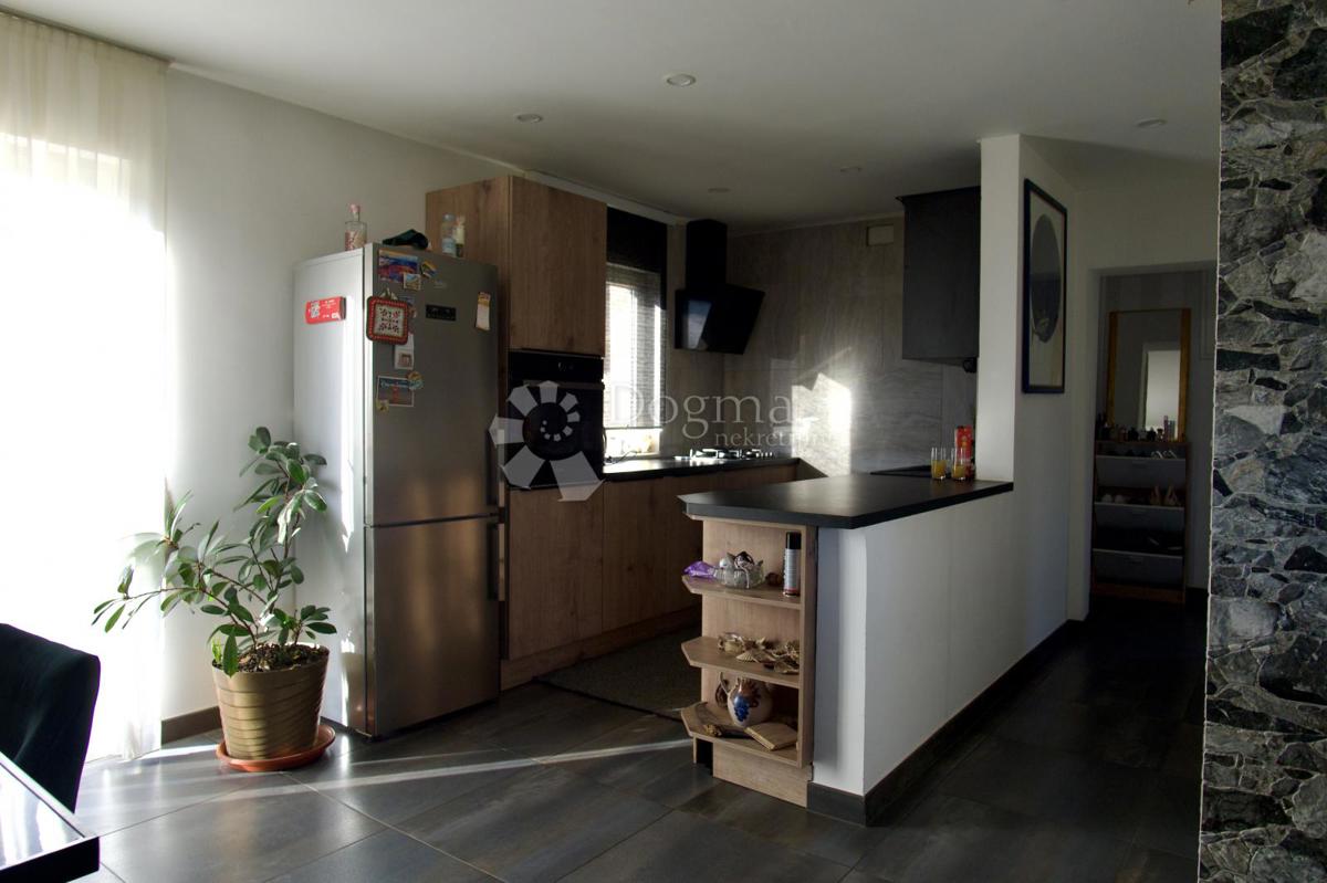 Hiša Prisoje, Dicmo, 360m2