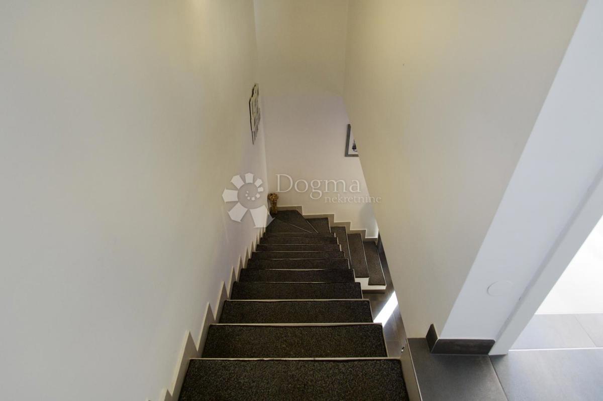 Hiša Prisoje, Dicmo, 360m2