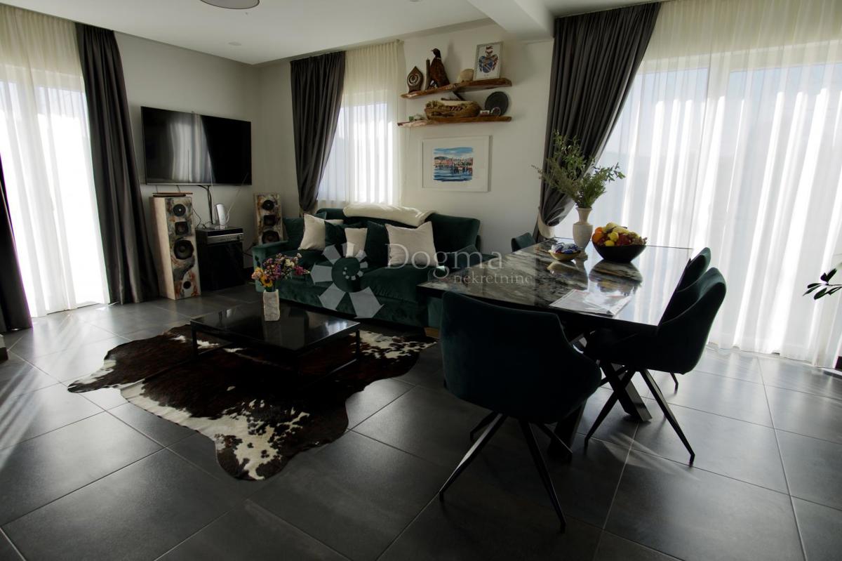 Hiša Prisoje, Dicmo, 360m2