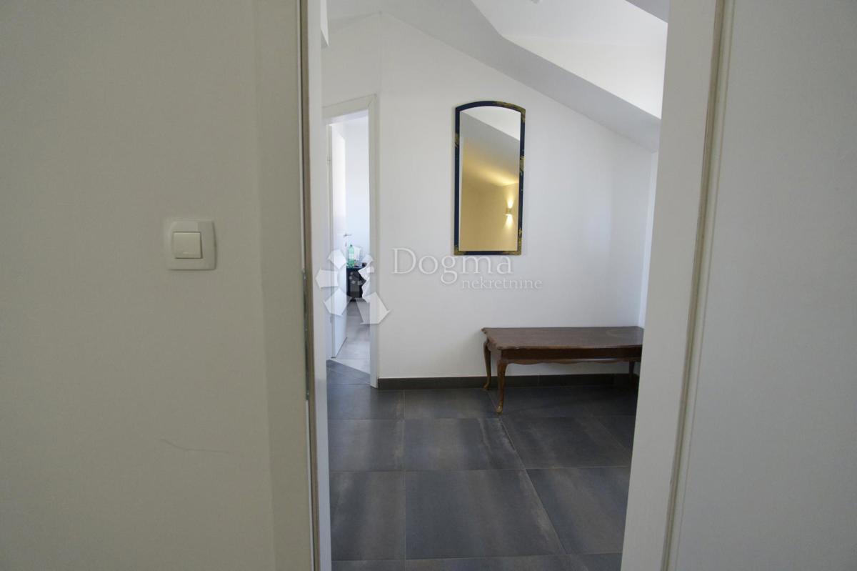 Hiša Prisoje, Dicmo, 360m2