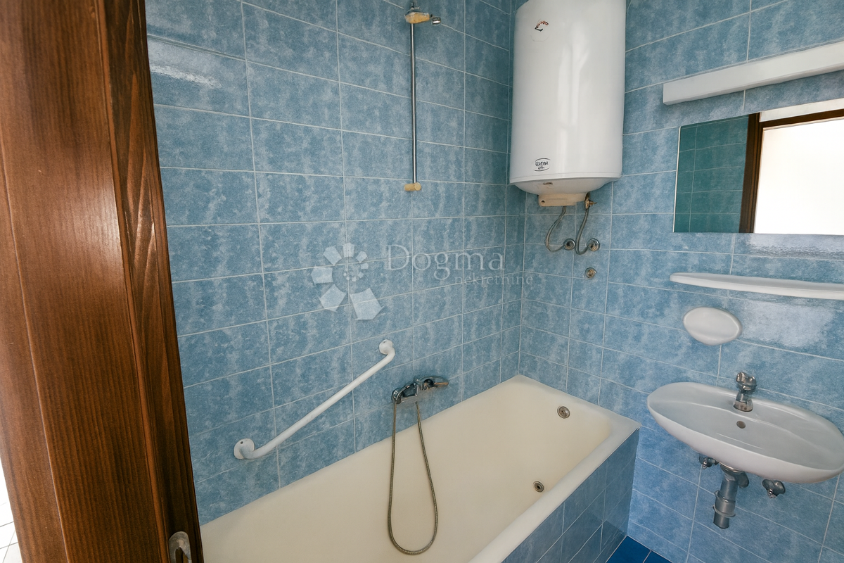 Duga Uvala – Apartma s potencialom, le 350 m od morja! NUJNA PRODAJA!