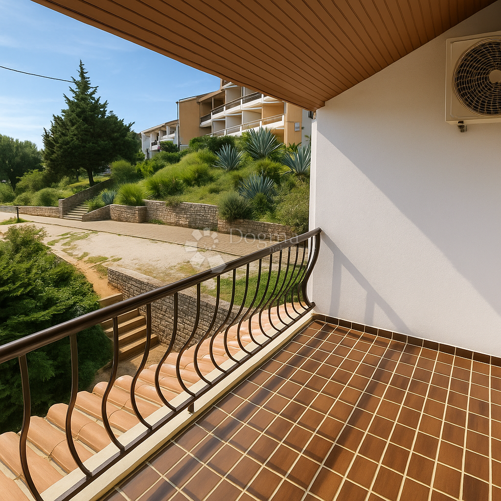 Duga Uvala – Apartma s potencialom, le 350 m od morja! NUJNA PRODAJA!