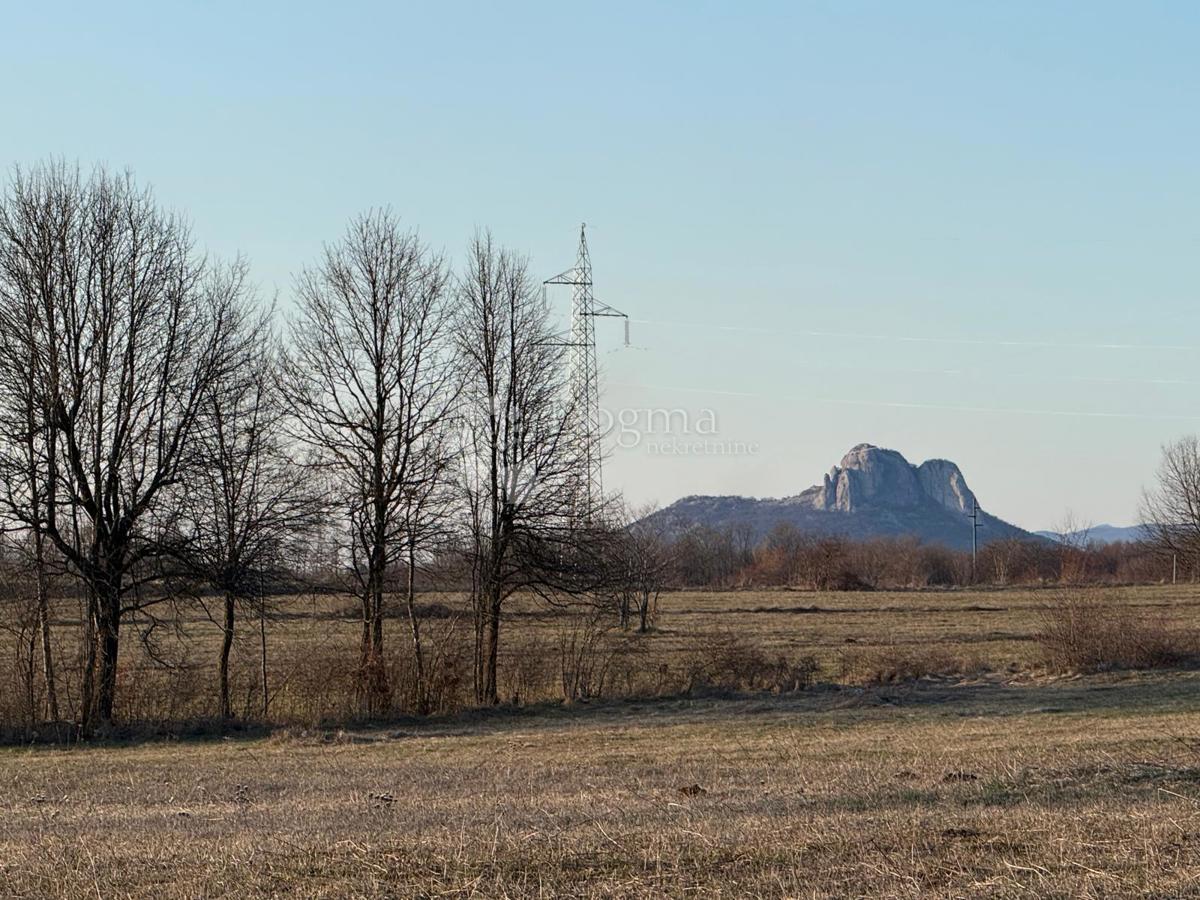 Zazidljivo zemljišče Lovinac, 1.972m2