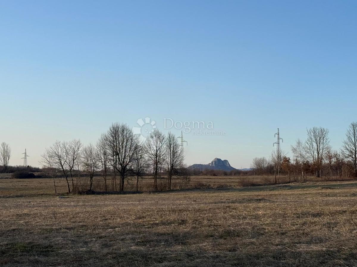 Zazidljivo zemljišče Lovinac, 1.972m2