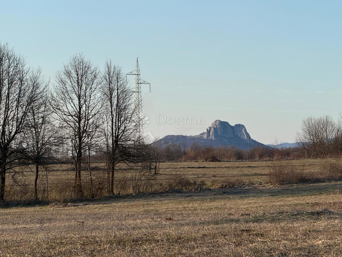Zazidljivo zemljišče Lovinac, 1.972m2