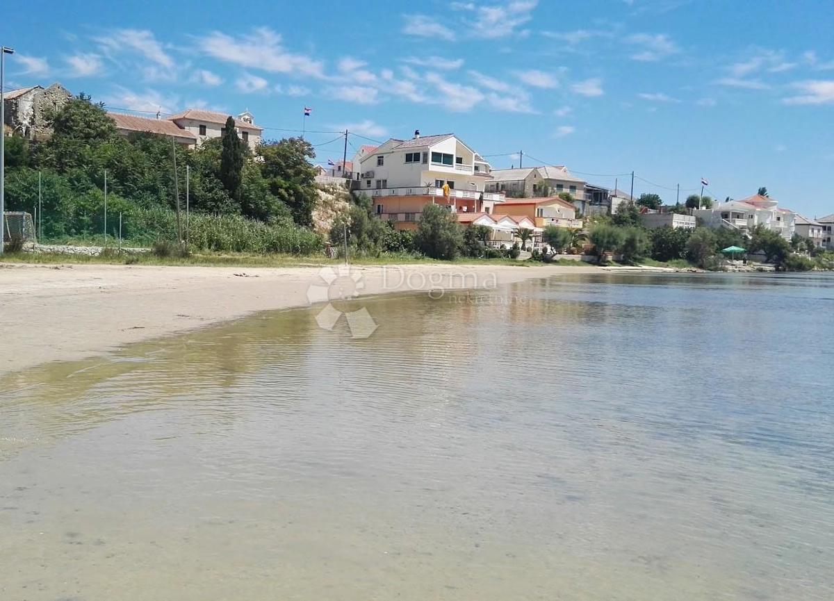 Zazidljivo zemljišče Ljubač, Ražanac, 960m2