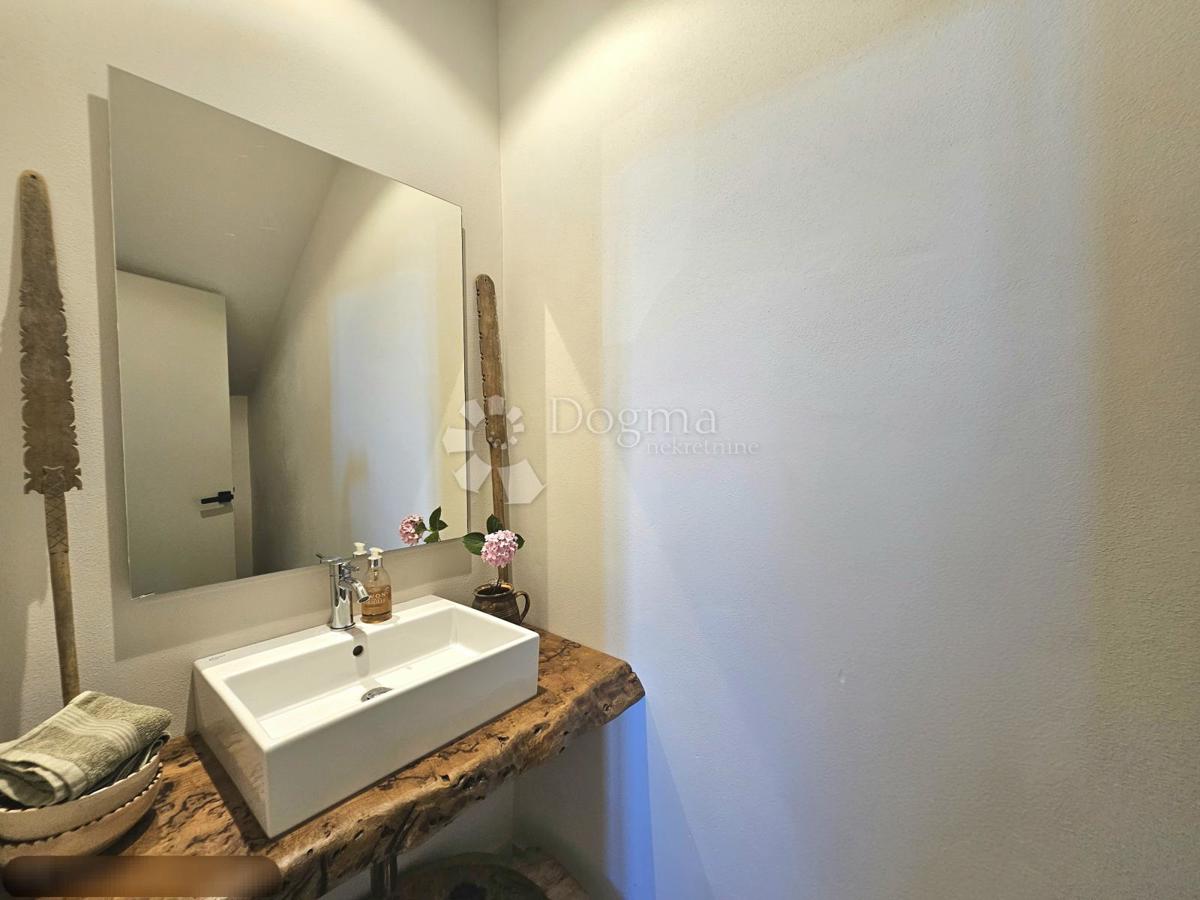 Eleganca, brutalizem in istrska arhitektura s panoramskim razgledom