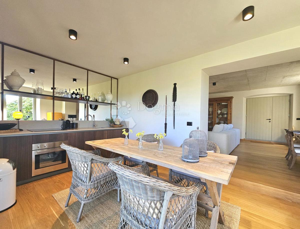 Eleganca, brutalizem in istrska arhitektura s panoramskim razgledom