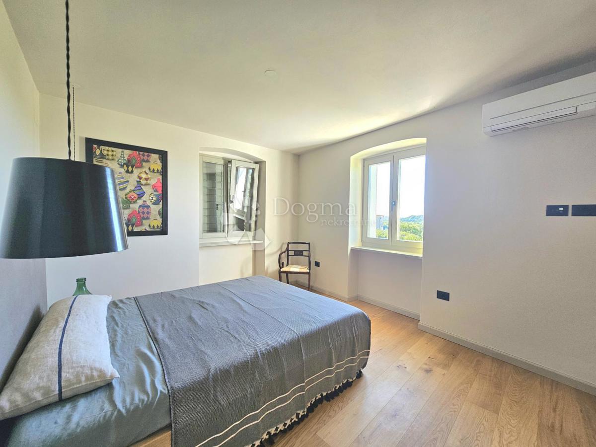 Eleganca, brutalizem in istrska arhitektura s panoramskim razgledom