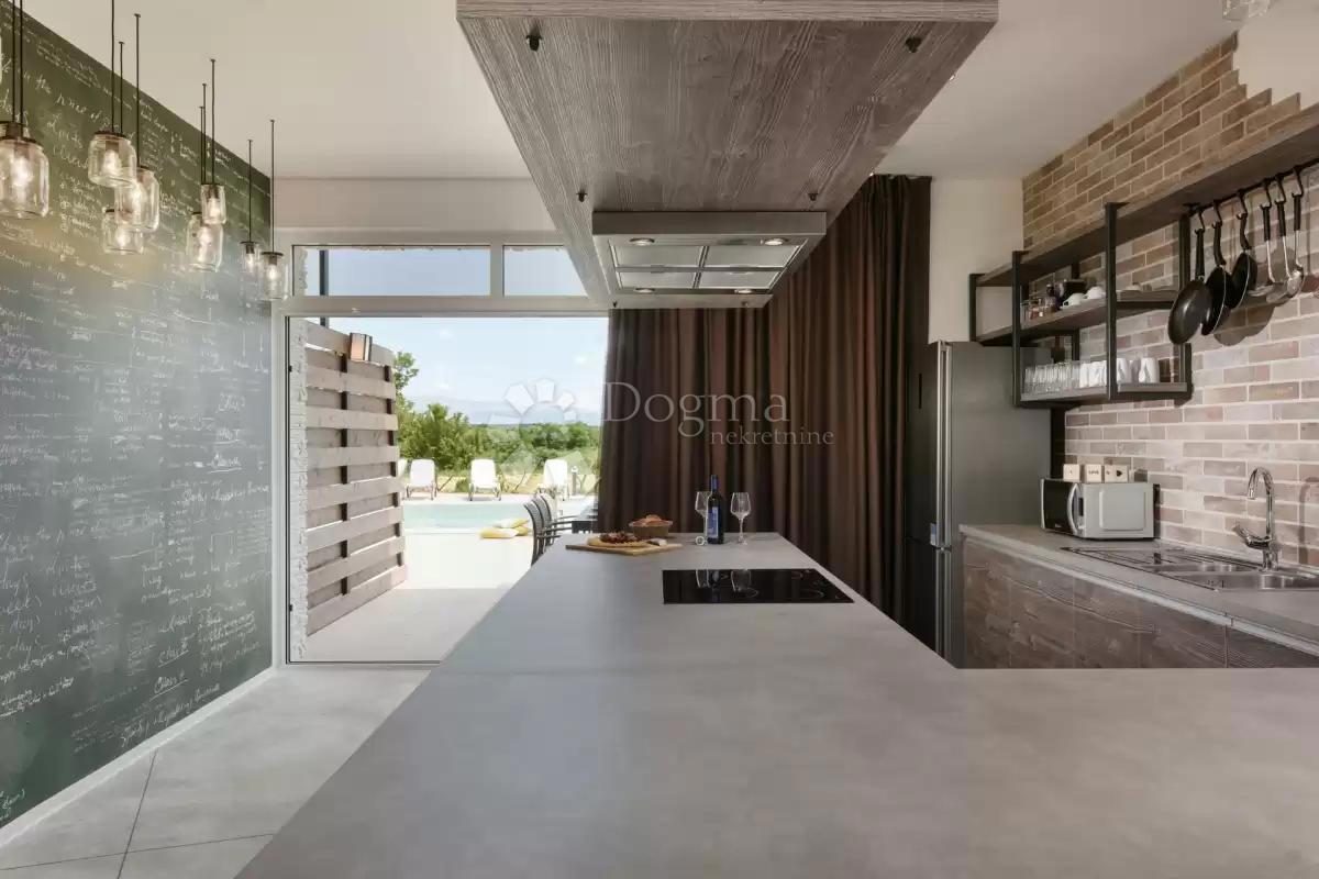 Hiša Žerava, Nin, 594m2