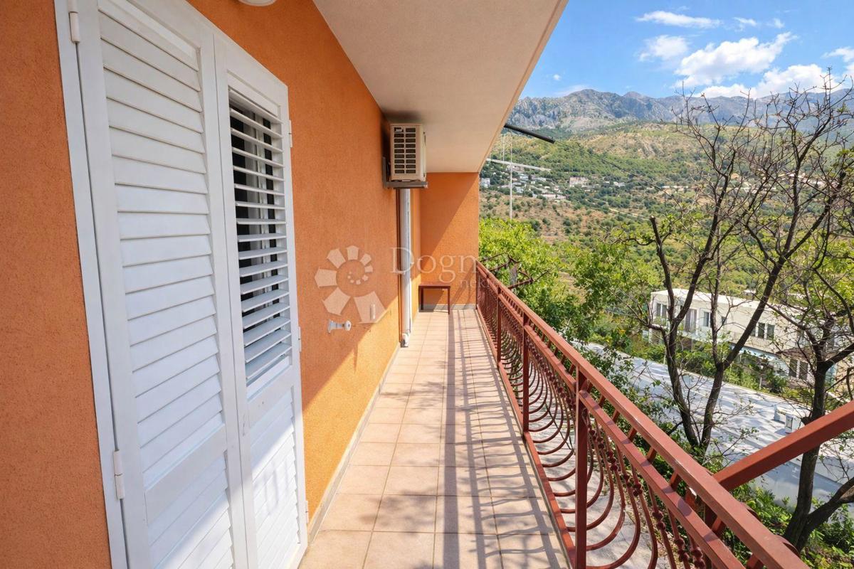 Hiša Žrnovnica, Split - Okolica, 466,37m2