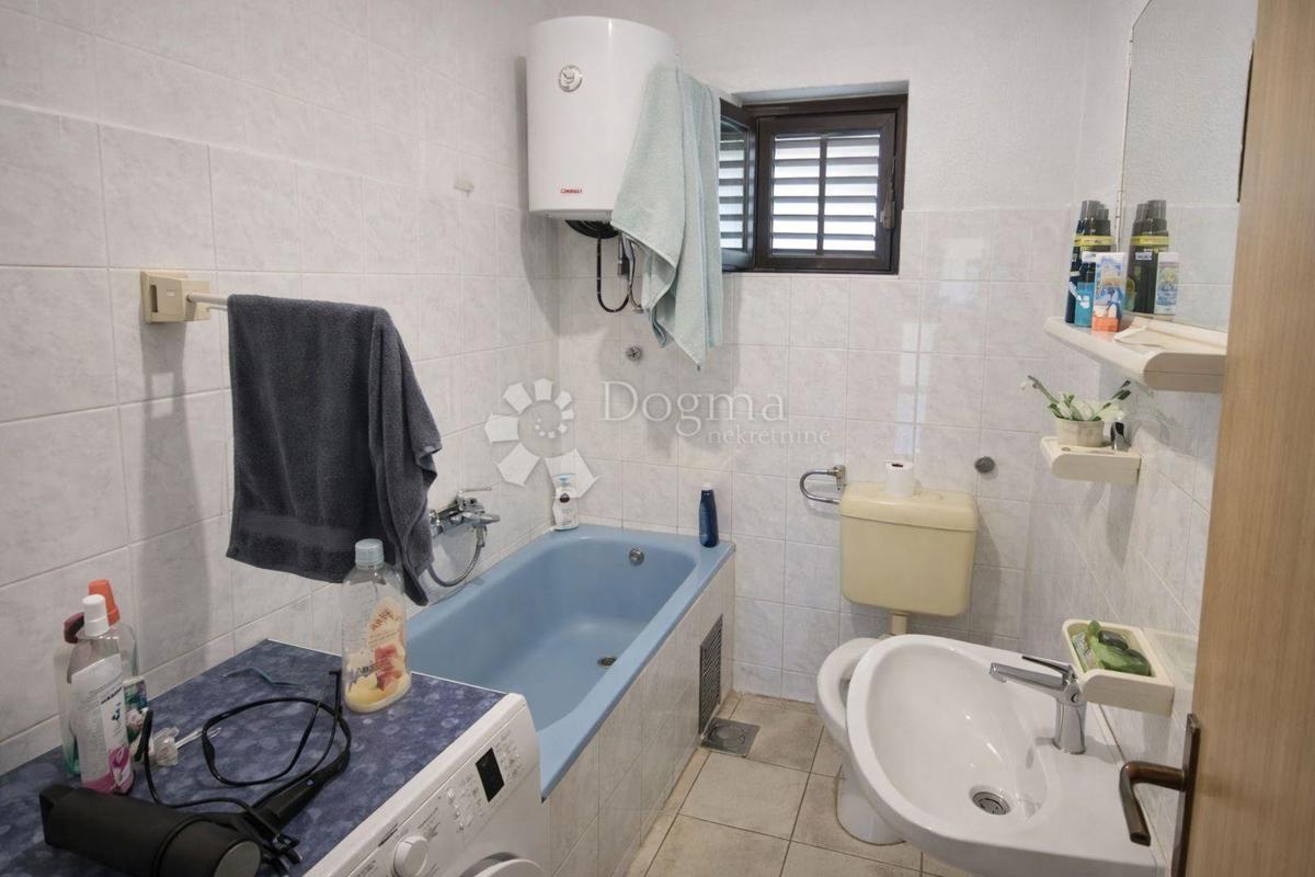 Hiša Žrnovnica, Split - Okolica, 466,37m2