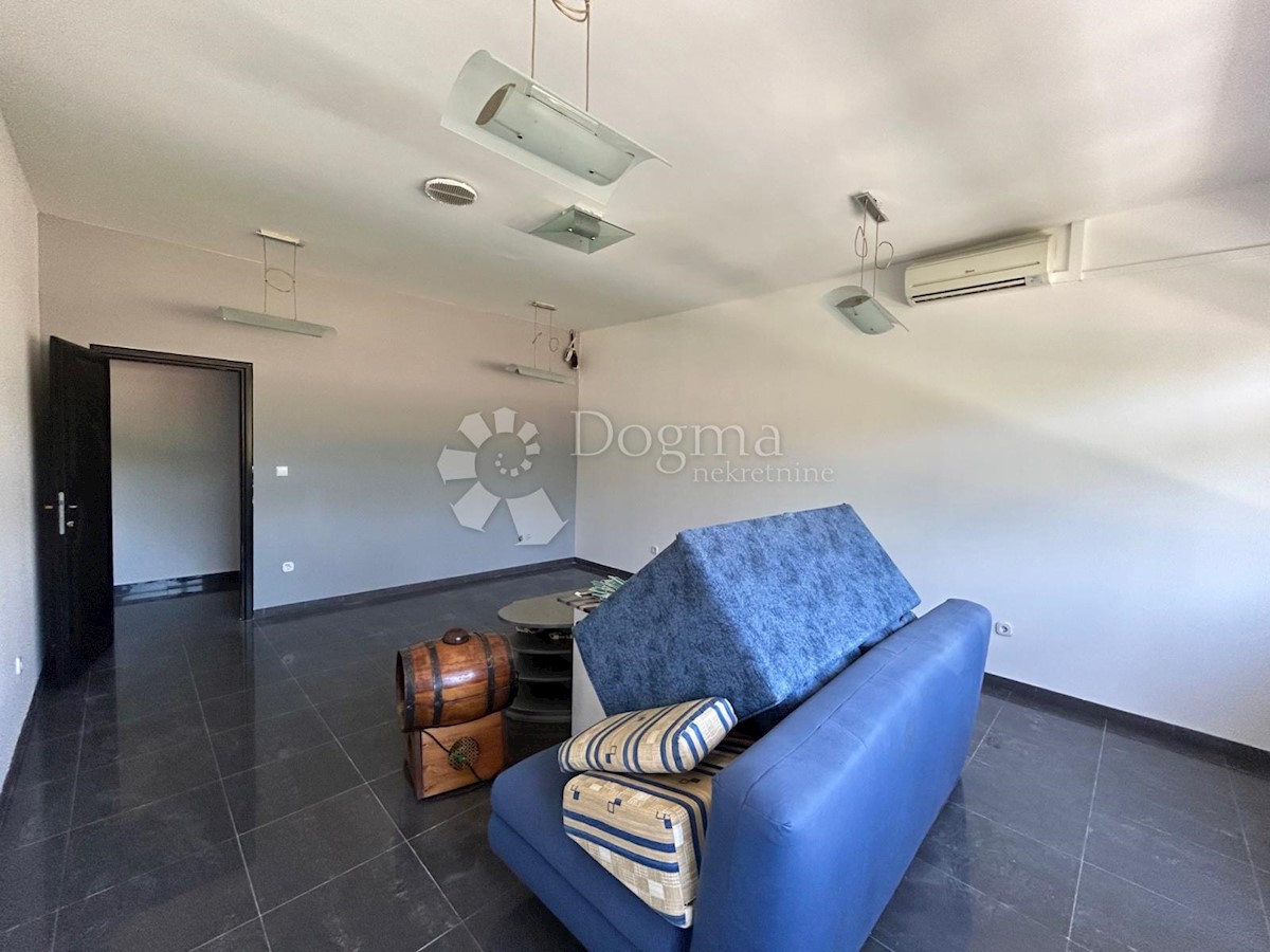 Poslovni prostor Permani, Matulji, 1.800m2