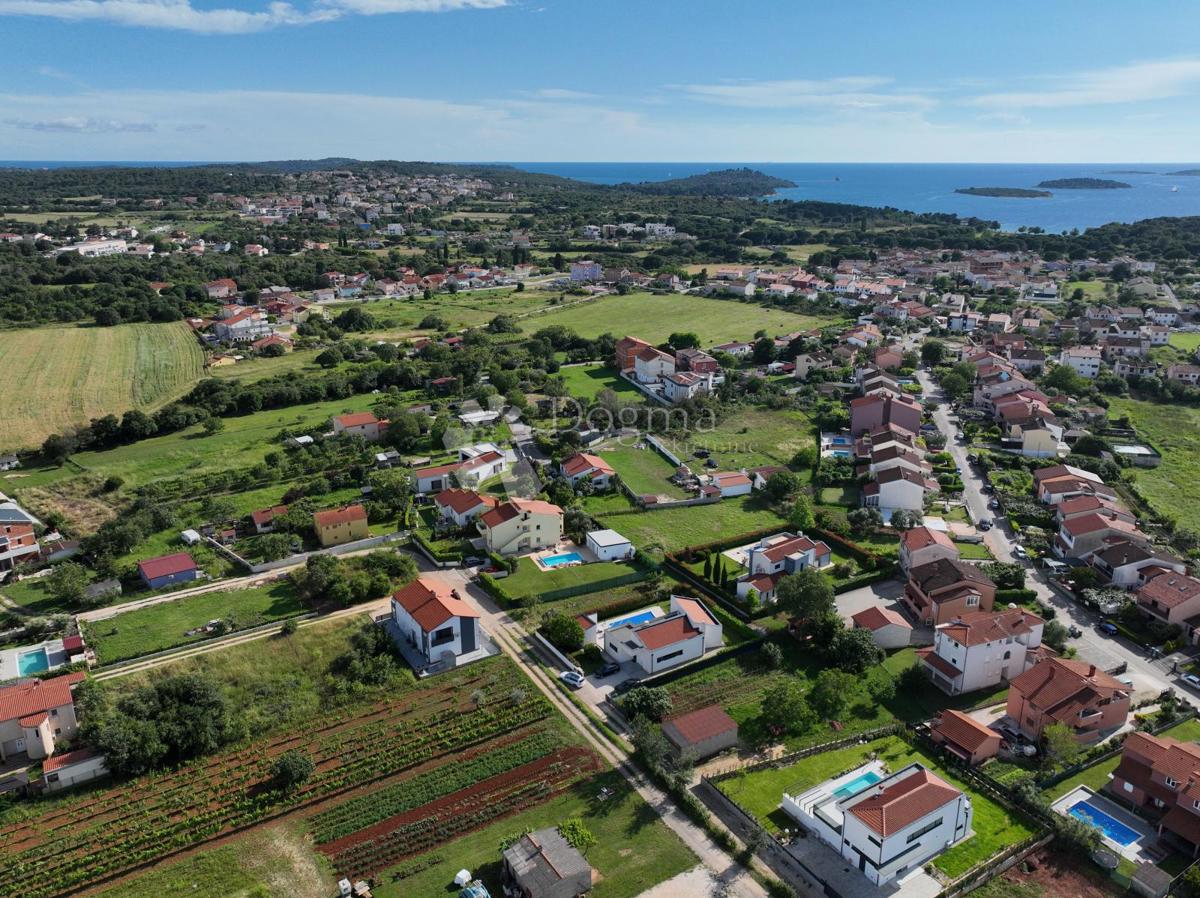 ATRAKTIVNO ZAZIDLJIVO ZEMLJIŠČE V BLIZINI MORJA