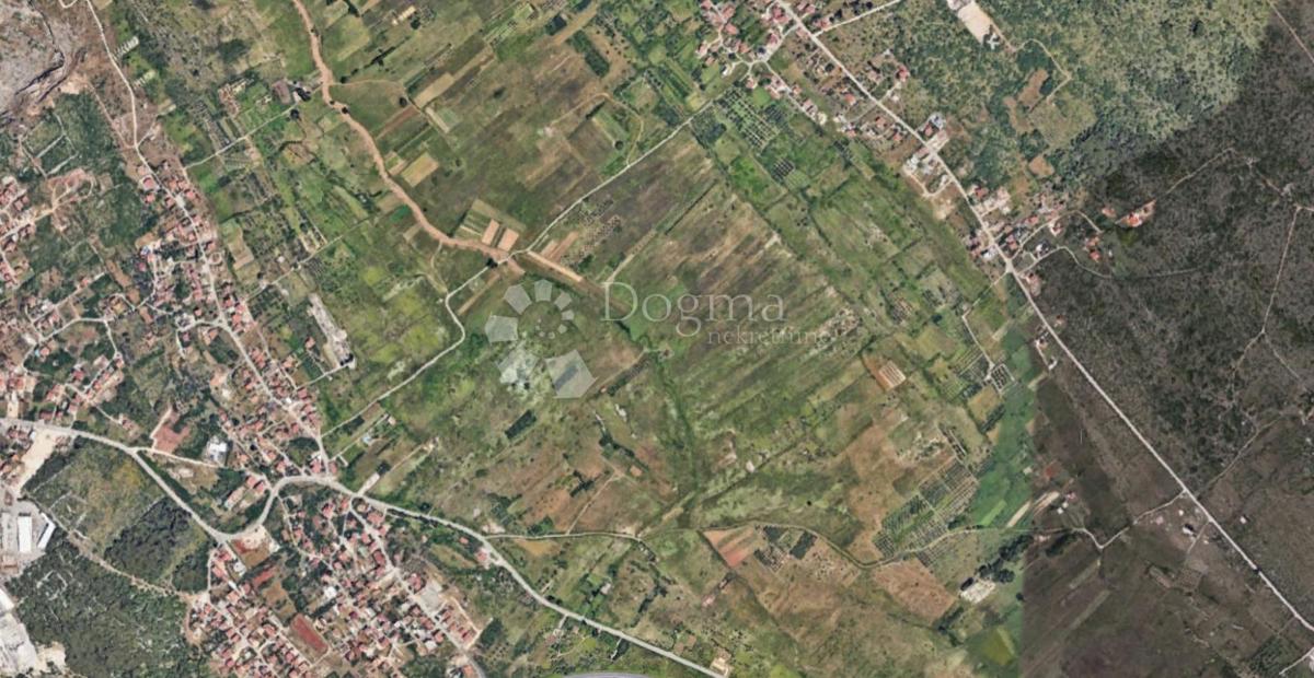 Kmetijsko zemljišče ob asfaltni cesti