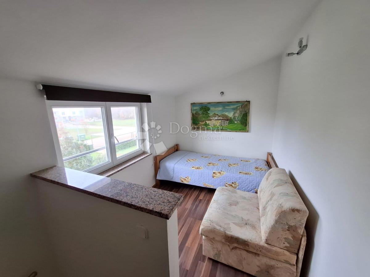 POREČ - Apartma v pritličju z vrtom 2 km od morja