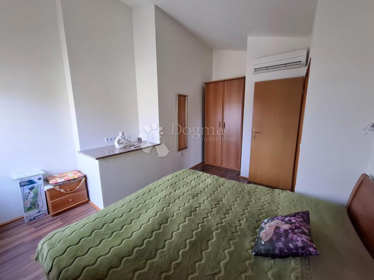 POREČ - Apartma v pritličju z vrtom 2 km od morja
