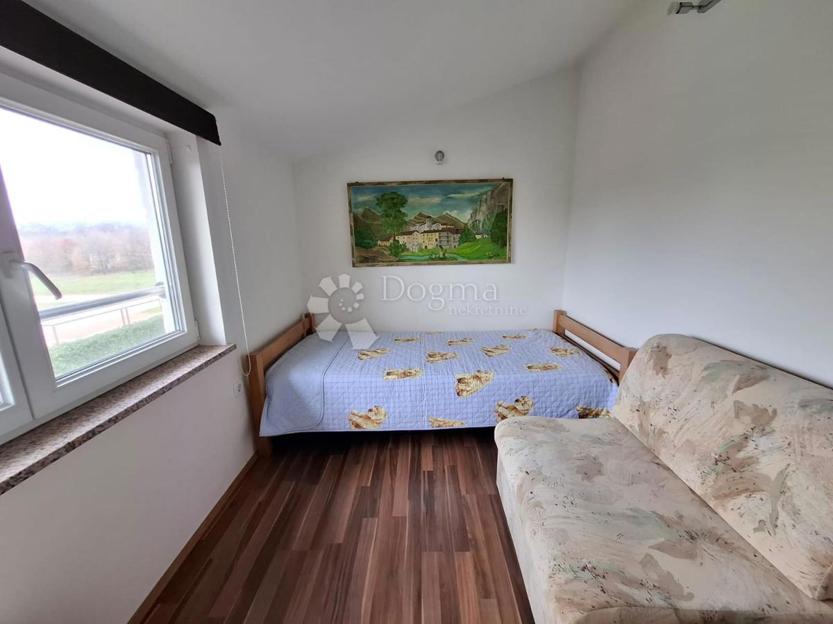 POREČ - Apartma v pritličju z vrtom 2 km od morja