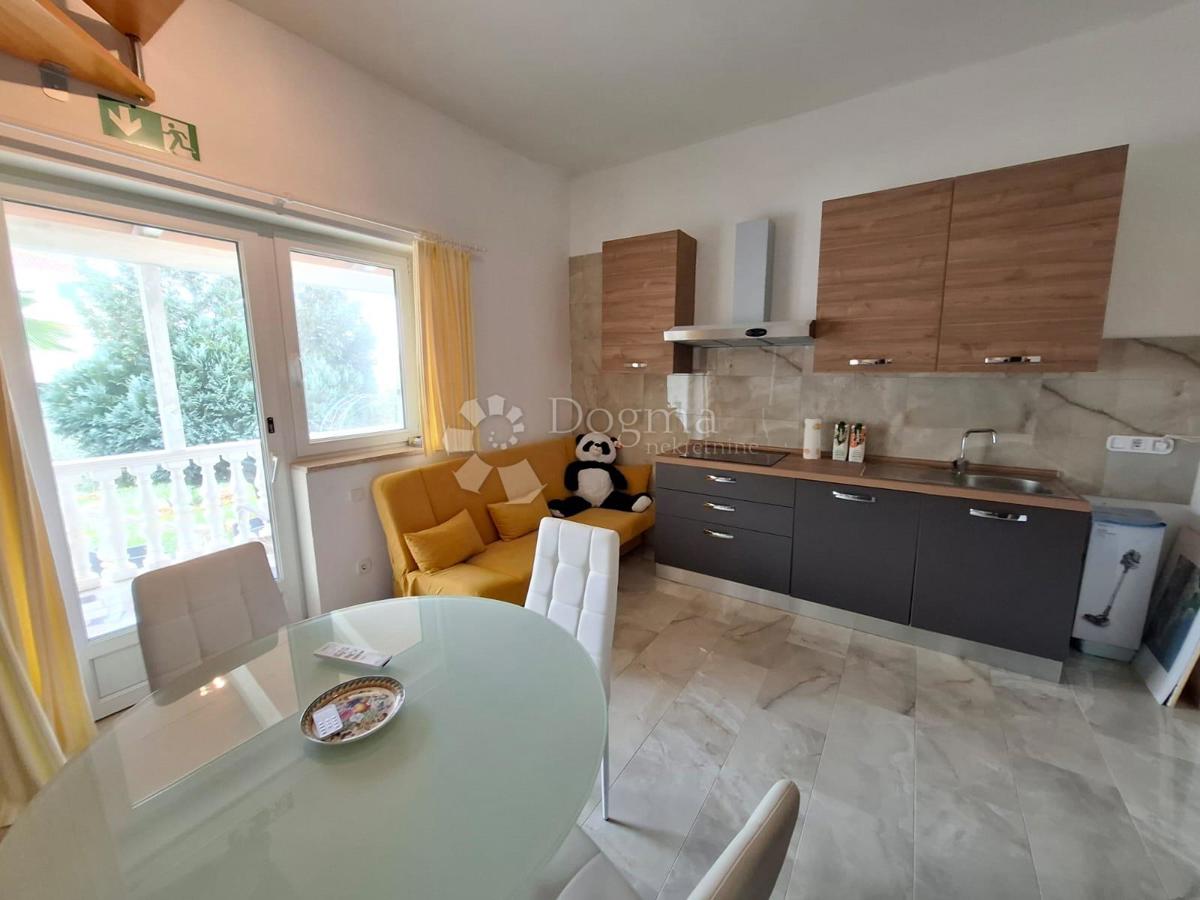 POREČ - Apartma v pritličju z vrtom 2 km od morja