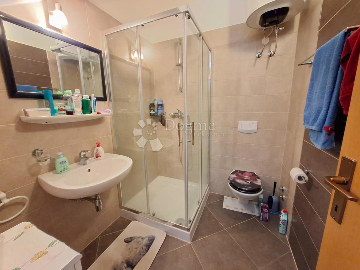 POREČ - Apartma v pritličju z vrtom 2 km od morja