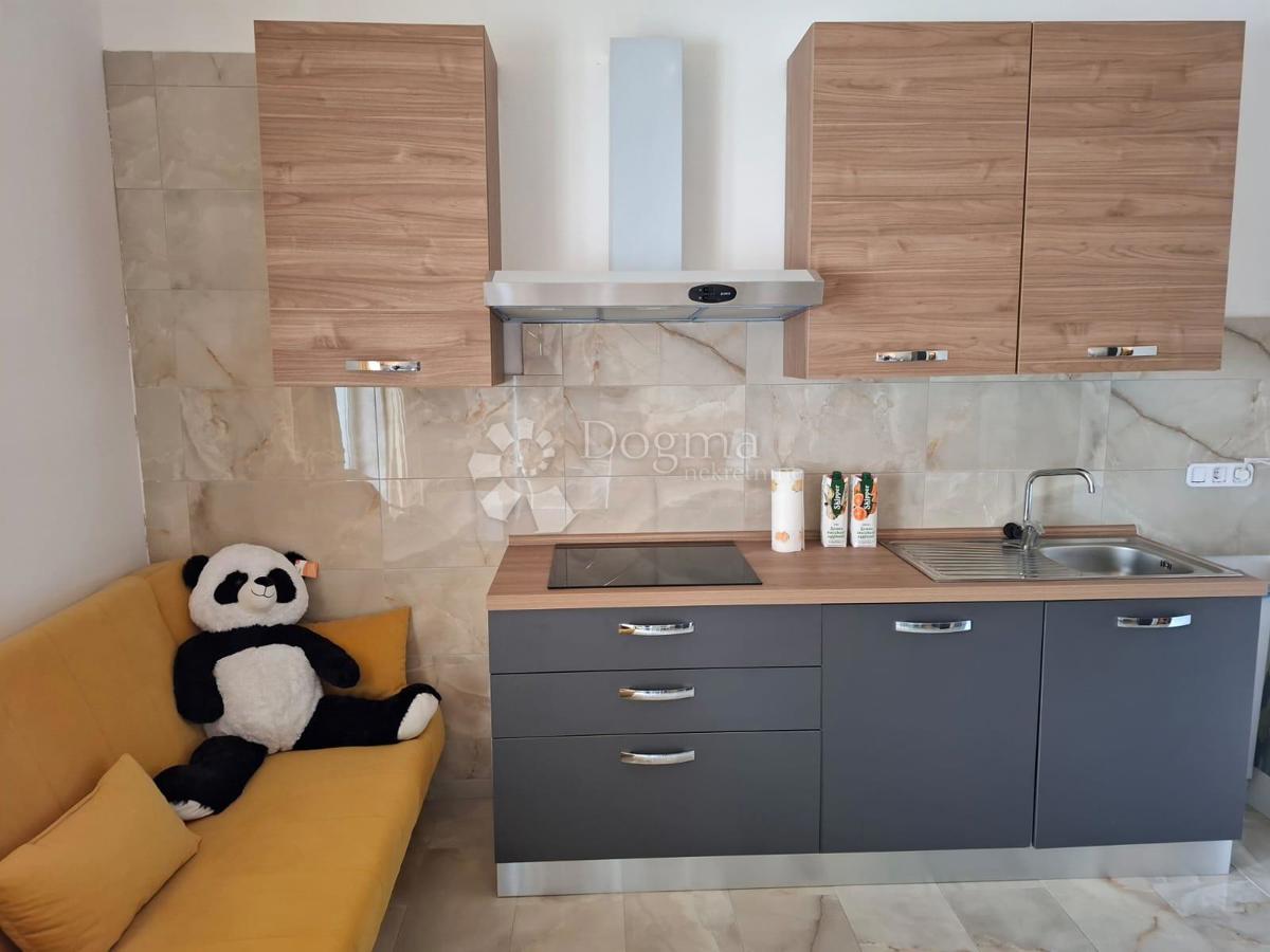 POREČ - Apartma v pritličju z vrtom 2 km od morja