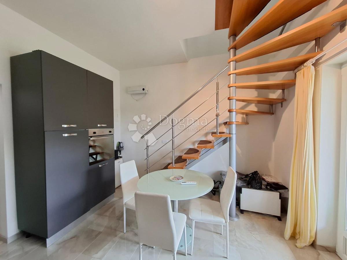 POREČ - Apartma v pritličju z vrtom 2 km od morja