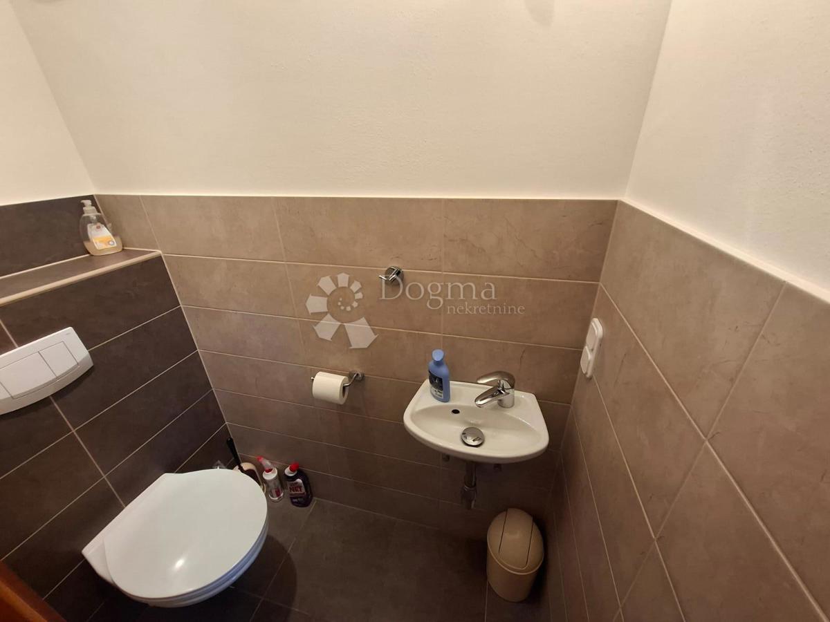 POREČ - Apartma v pritličju z vrtom 2 km od morja