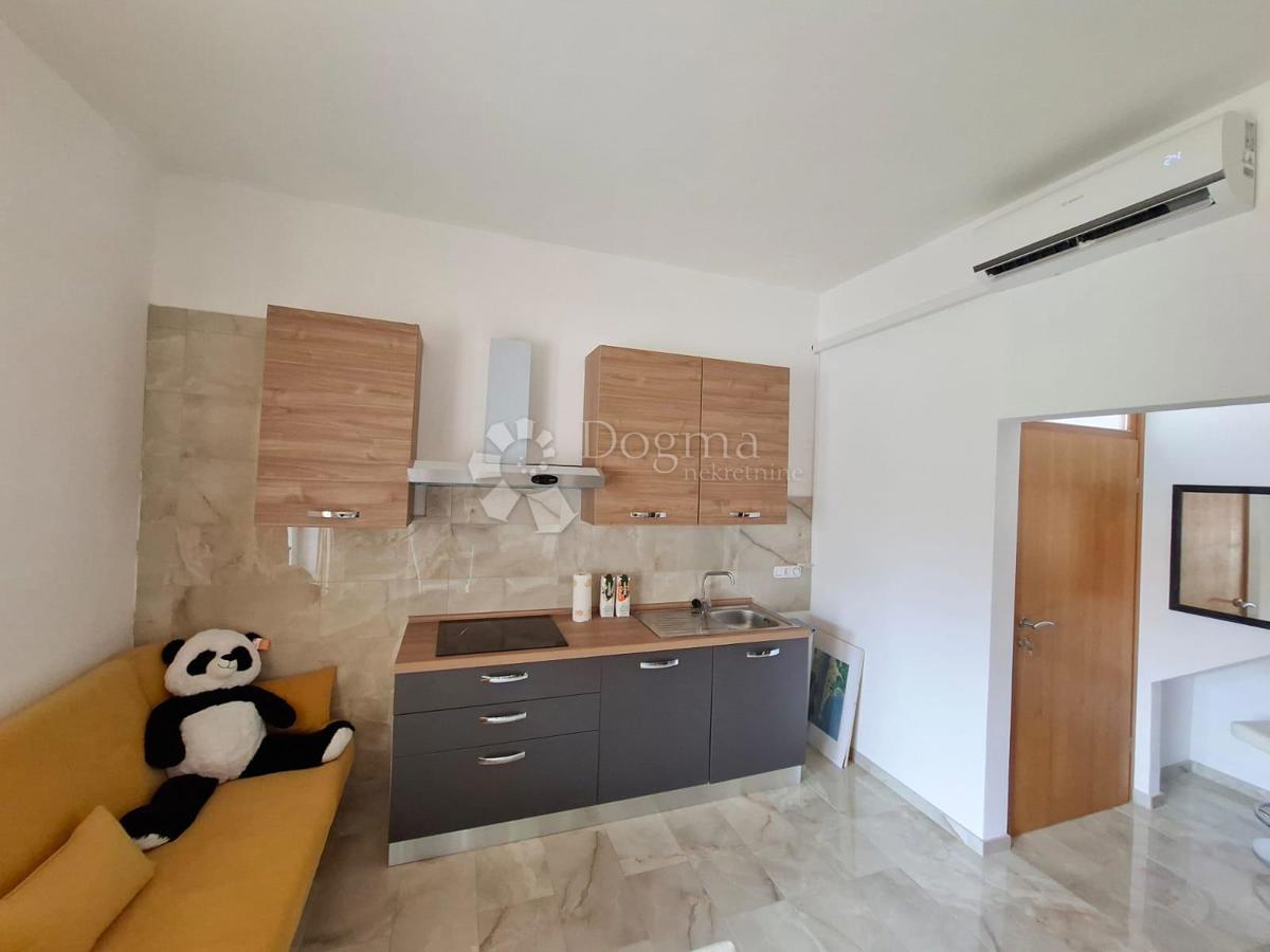 POREČ - Apartma v pritličju z vrtom 2 km od morja
