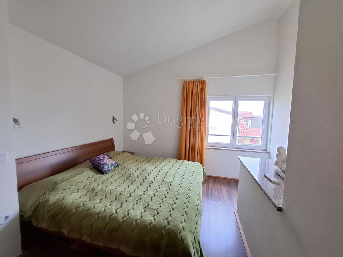 POREČ - Apartma v pritličju z vrtom 2 km od morja