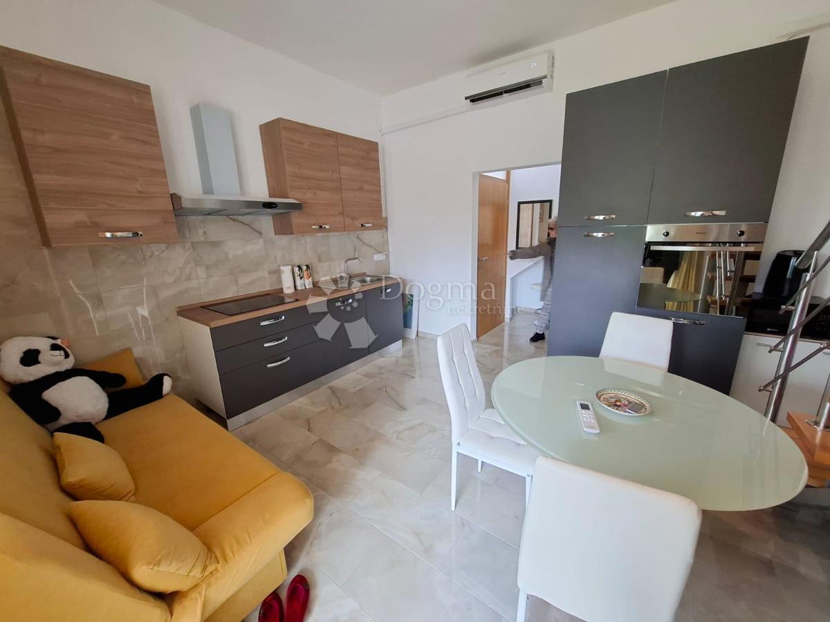POREČ - Apartma v pritličju z vrtom 2 km od morja