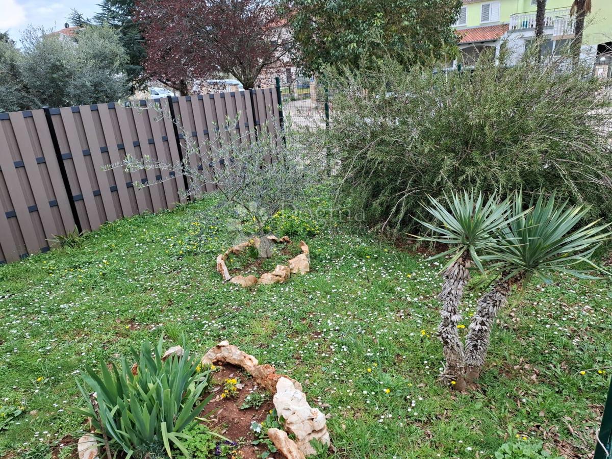POREČ - Apartma v pritličju z vrtom 2 km od morja