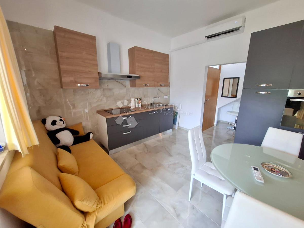 POREČ - Apartma v pritličju z vrtom 2 km od morja
