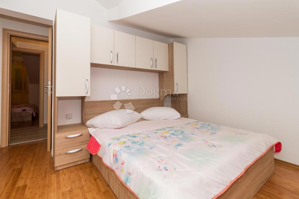 Hiša Vodice, Centar, 300m2