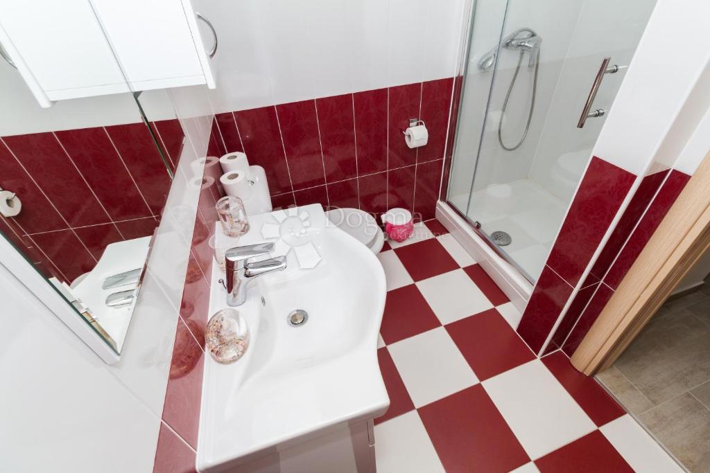 Hiša Vodice, Centar, 300m2