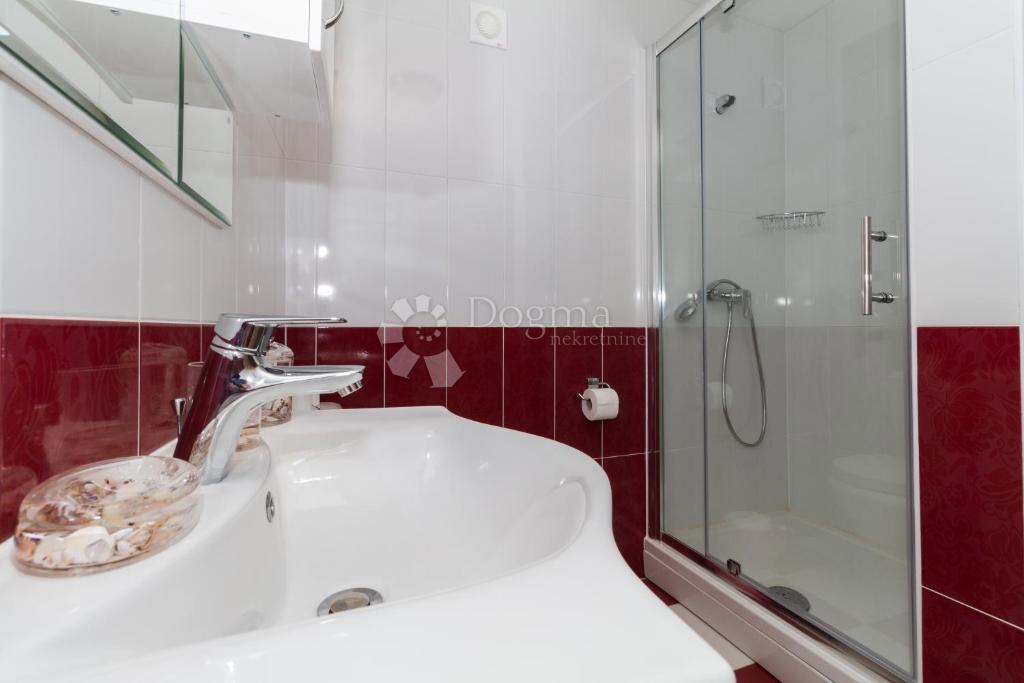 Hiša Vodice, Centar, 300m2