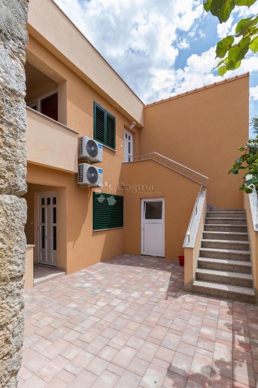 Hiša Vodice, Centar, 300m2