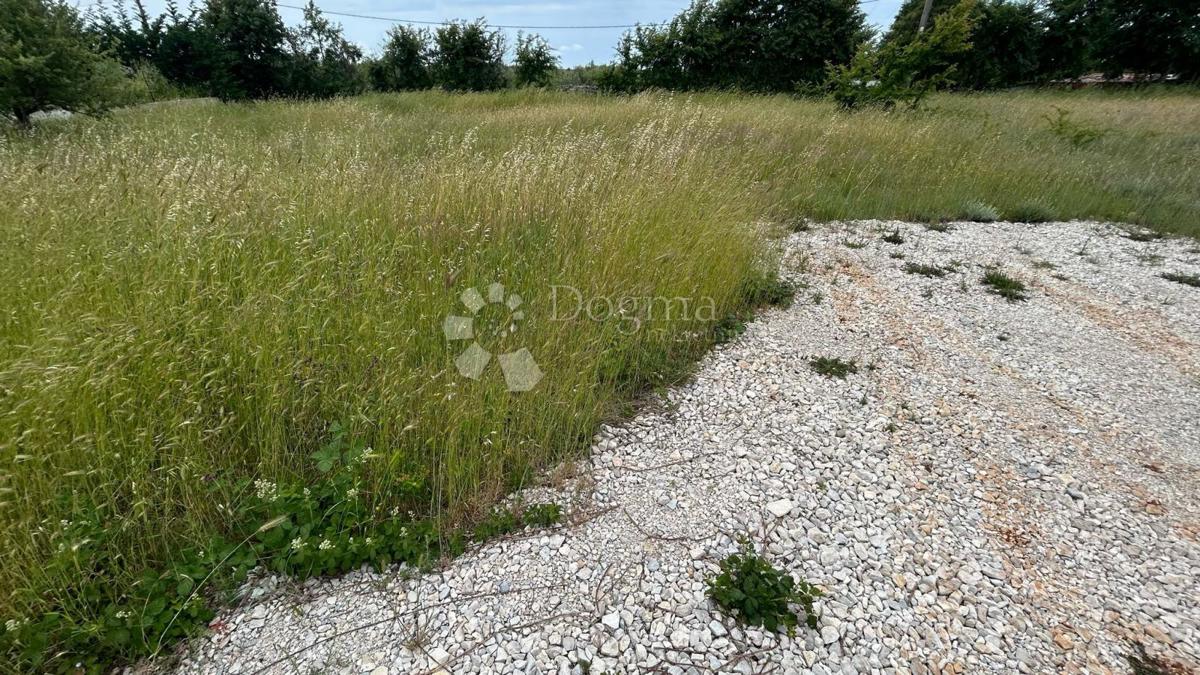 Gradbeno zemljišče v mirni okolici, 5 minut vožnje od centra Vodnjana