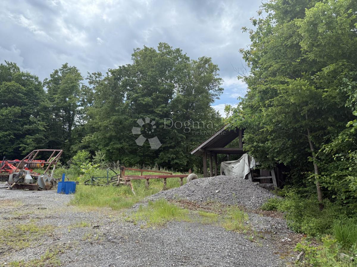 Kmetijsko zemljišče 12.063 m² z gospodarsko zgradbo 600 m²