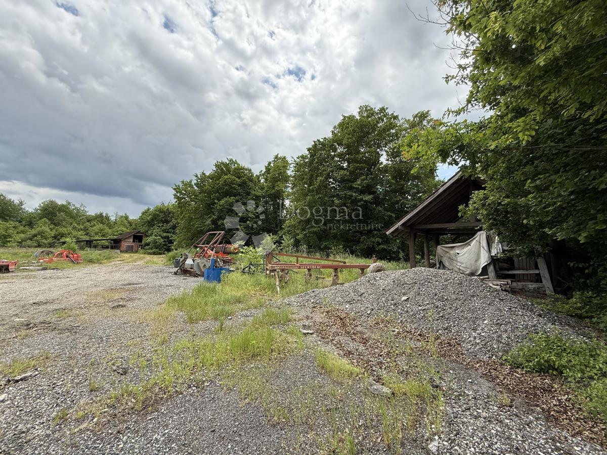 Kmetijsko zemljišče 12.063 m² z gospodarsko zgradbo 600 m²