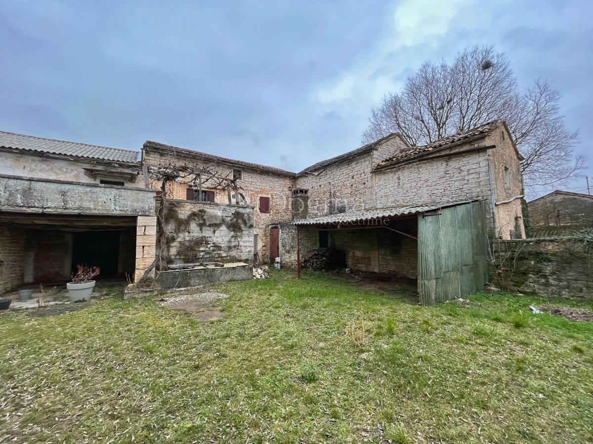 NEPREMIČNINE ZA MANJŠI KOMPLEKS ZASEBNIH HIŠ